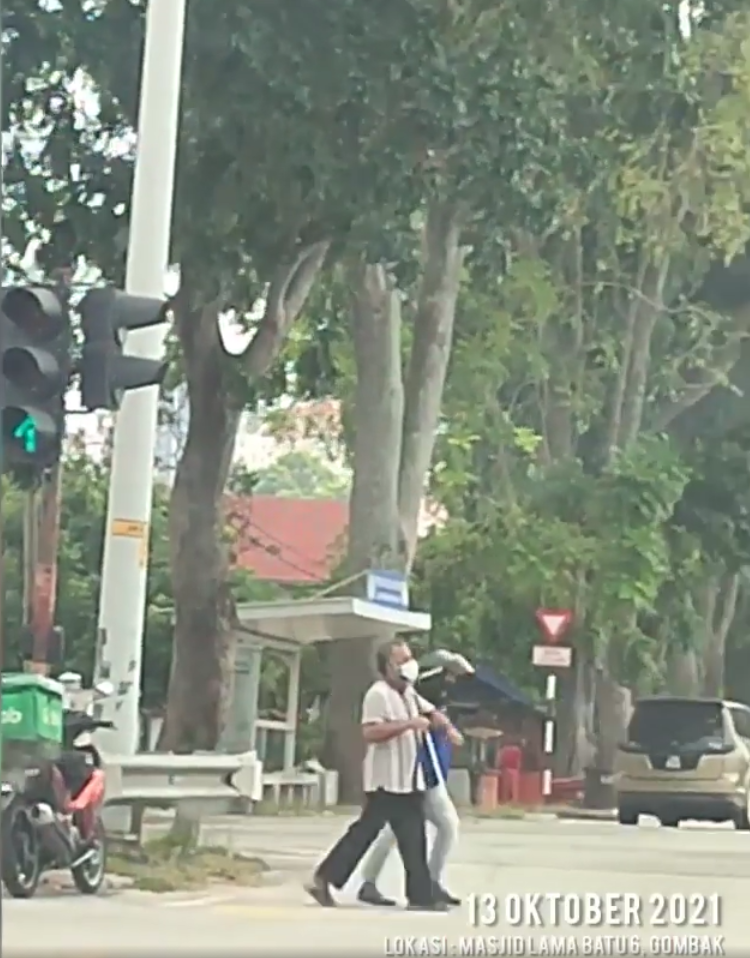 Female grab rider stops to help blind man cross a busy road in gombak earns praise online