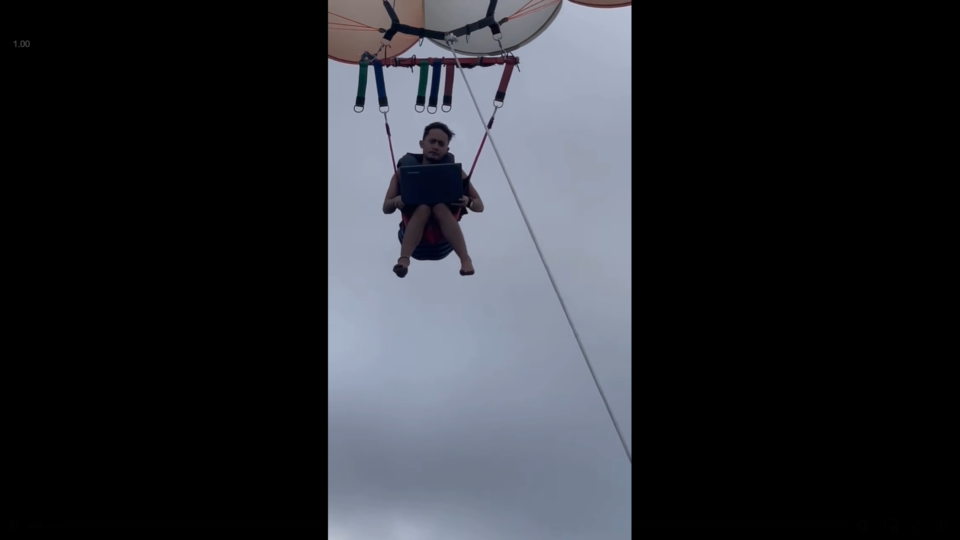 Filipino man sends out emails while parasailing in boracay, much to netizens' amusement