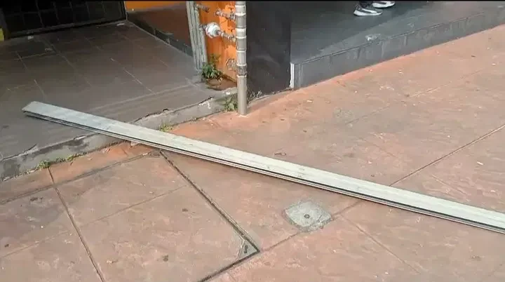 The shutter pole that falls on the victim