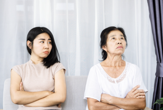 Single M’sian Tired Of Supporting Mum & Funding Her Trips Alone While Siblings Focus On Their Families