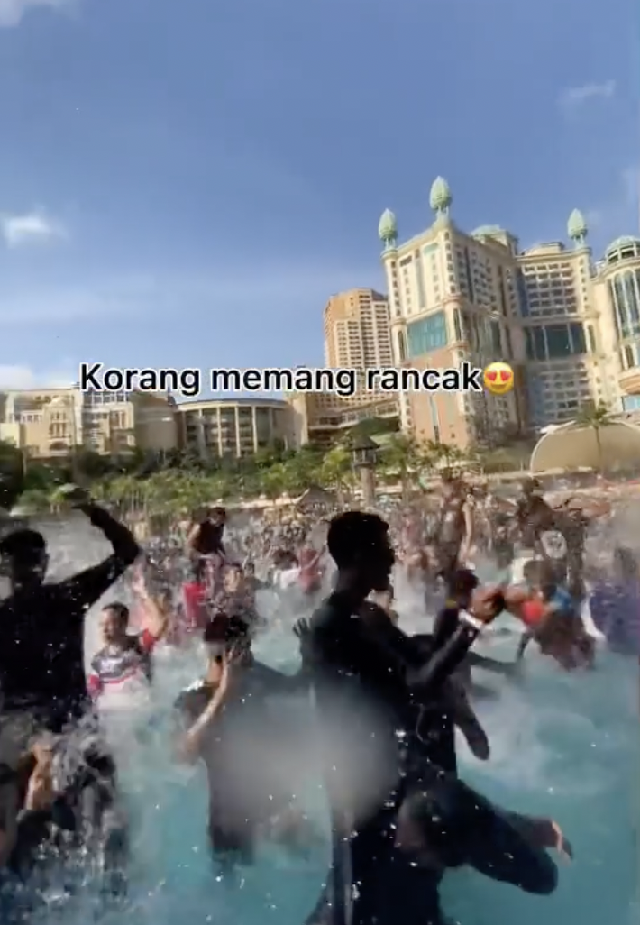 Sunway lagoon under police probe for overcrowding_screengrab 3
