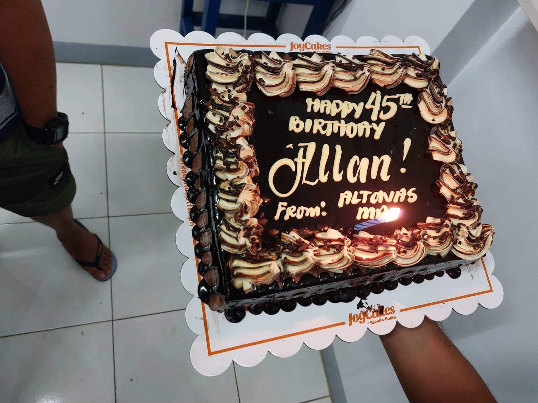 Suspect who was arrested on his birthday receives birthday cake surprise from police 03