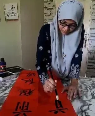 Suzana writing calligraphy