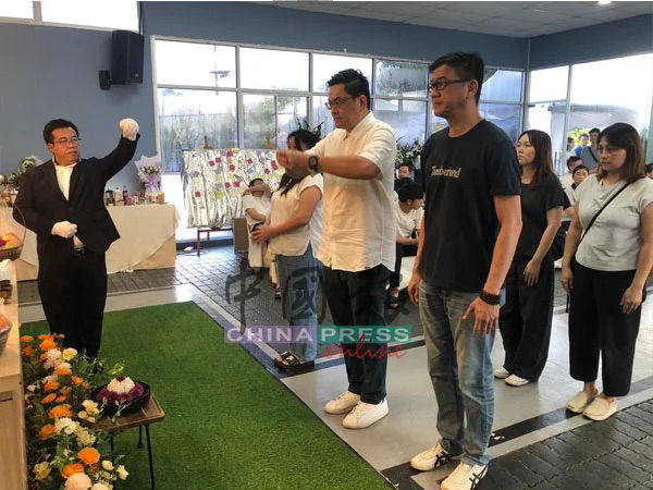 Tan Tuan Peng at funeral of sisters who died in Johor fire