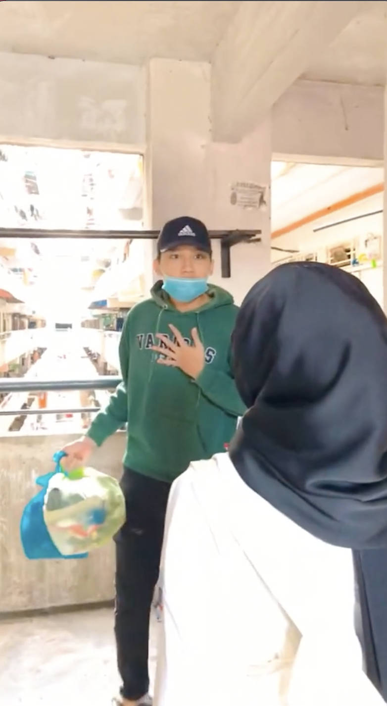 Terengganu girl surprises boyfriend in selangor 01