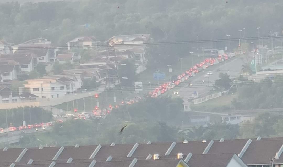 Heavy congestion at kl and bangi due to new rfid implementation triggers public anger | weirdkaya