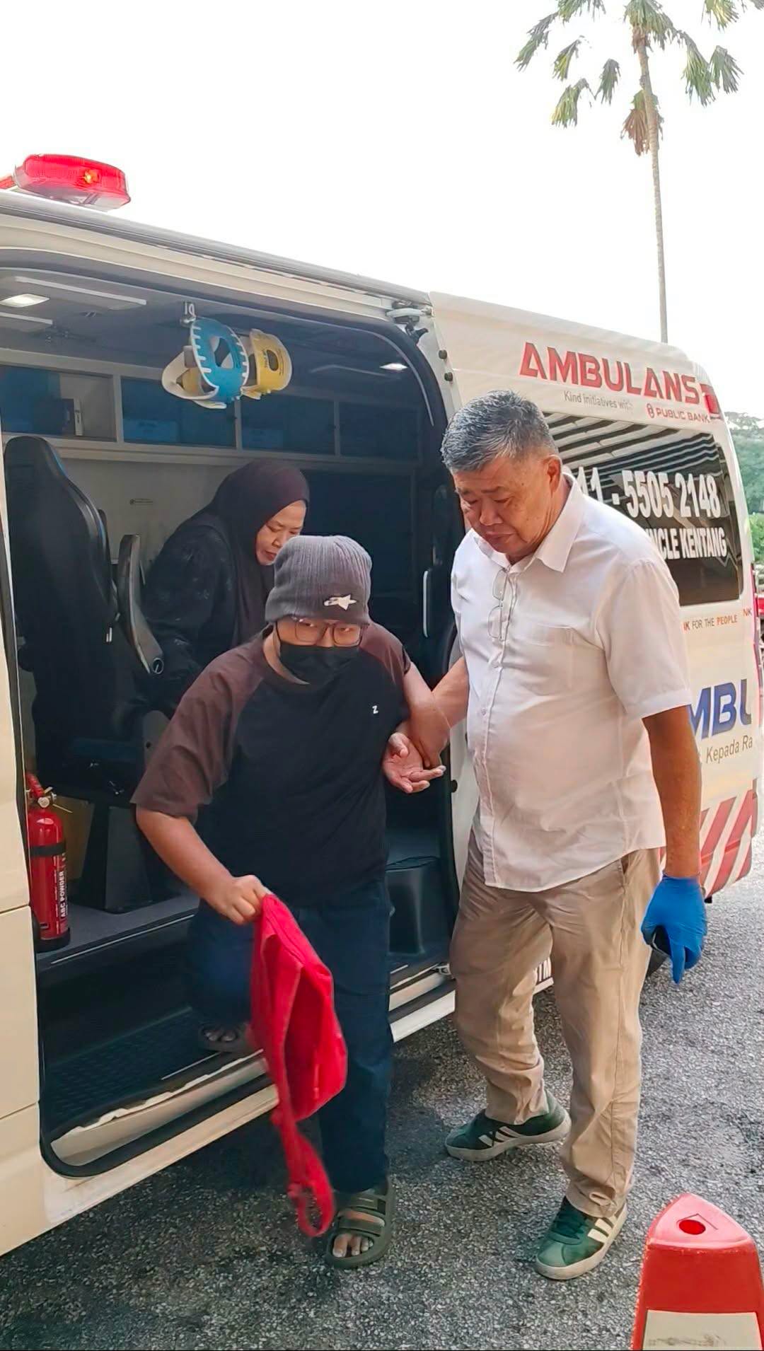 Uncle kentang assisting a boy