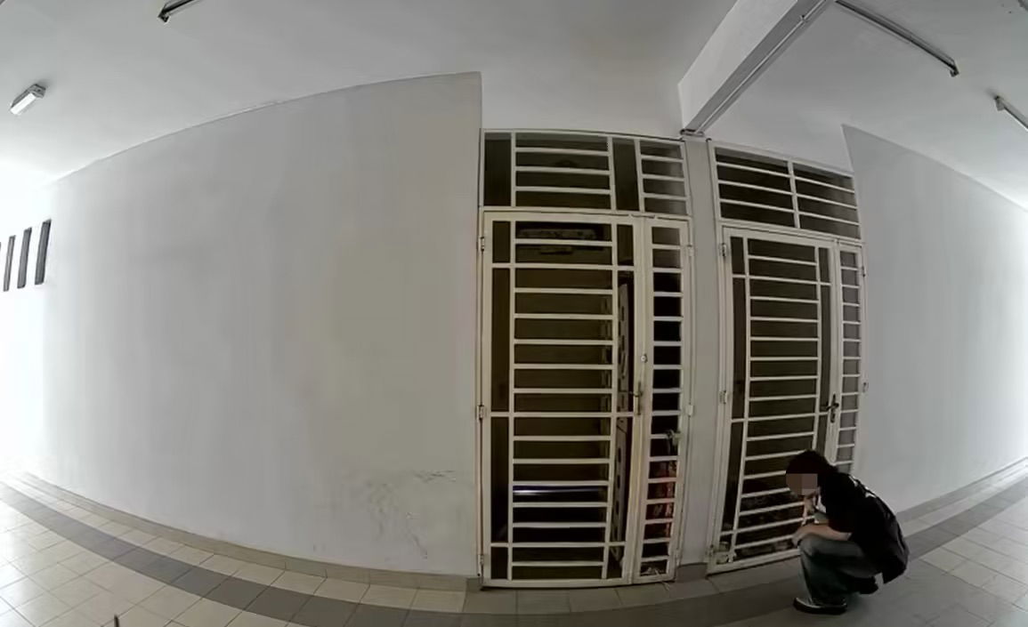 Viral Clip Shows Man Sniffing Woman's Shoe He Secretly Took From Apartment Unit In Shah Alam (2)