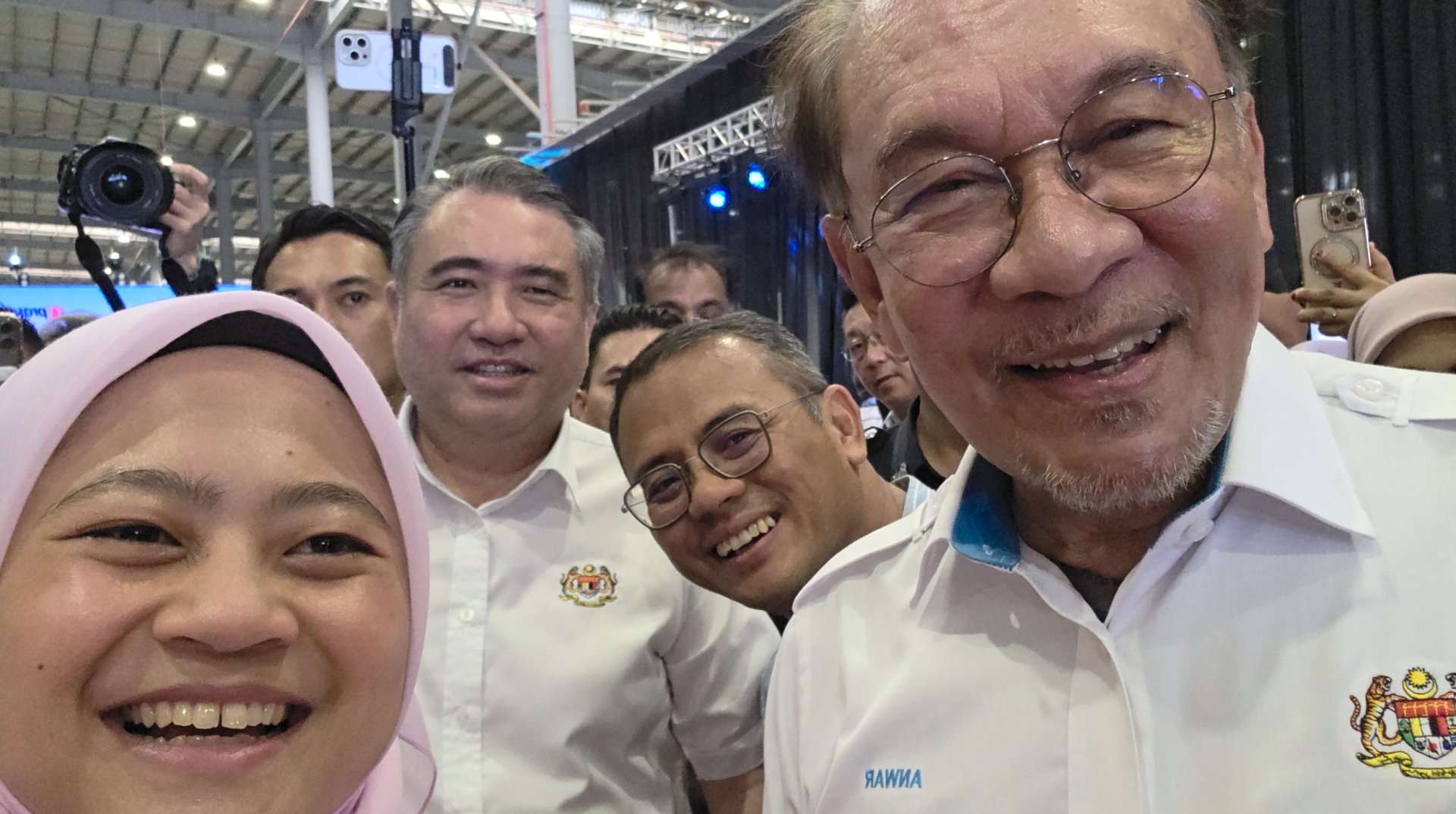 Wefie of Anwar and media practitioners and VIPs