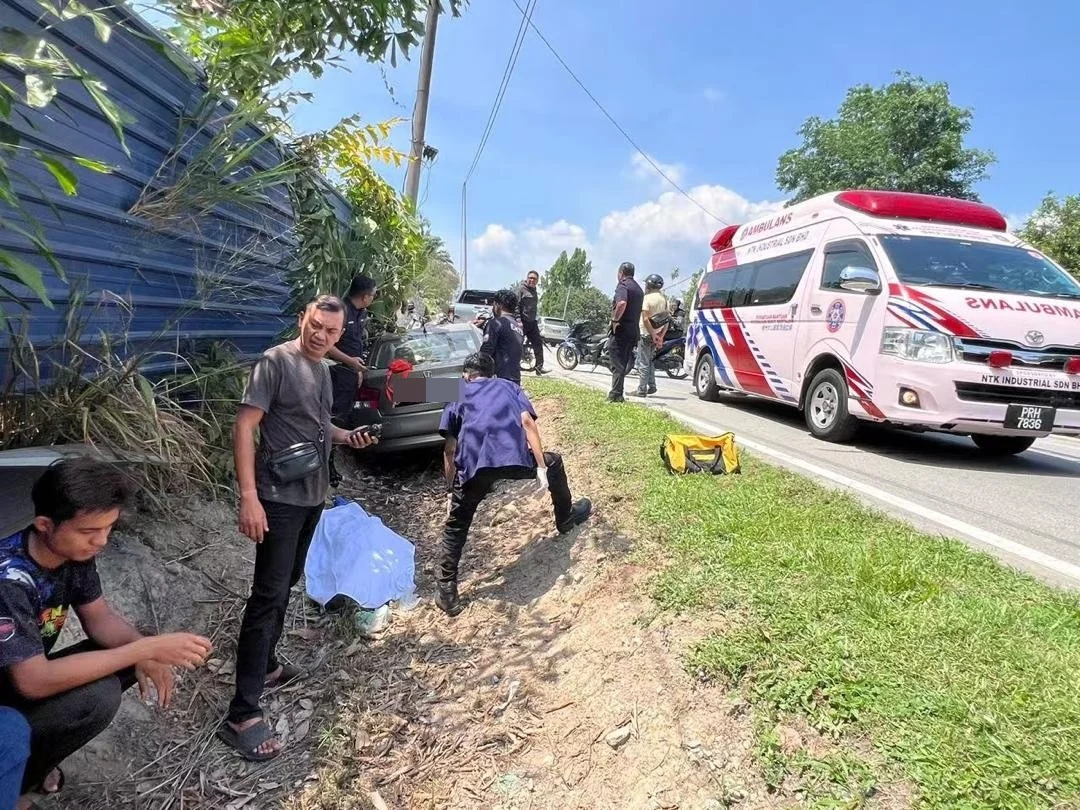 Woman crashes car due to heart attack (2)