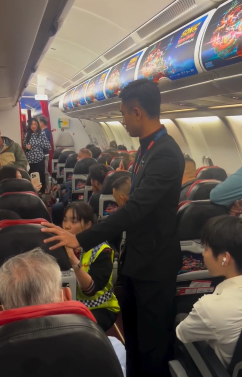 Woman has meltdown on Chongqing flight (1)