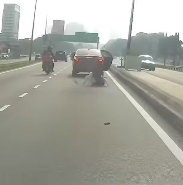 Woman jumps out of e-hailing car (3)