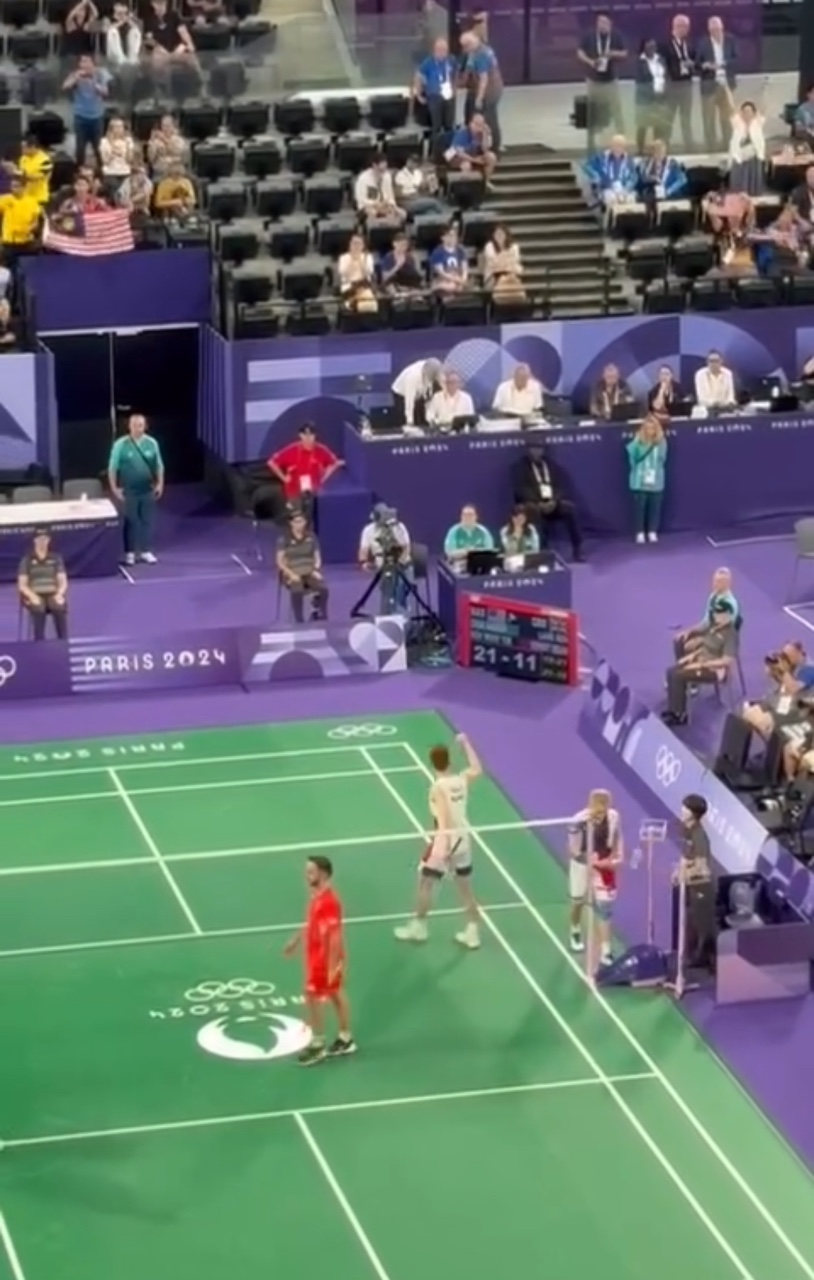 Aaron-wooi yik on the court after winning bronze medal