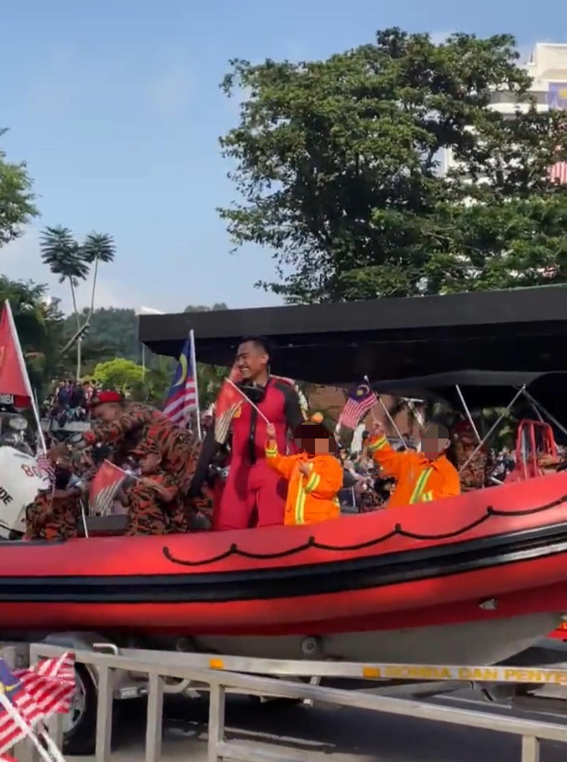 Kid steals the show by showing middle finger instead of mini love during merdeka celebration