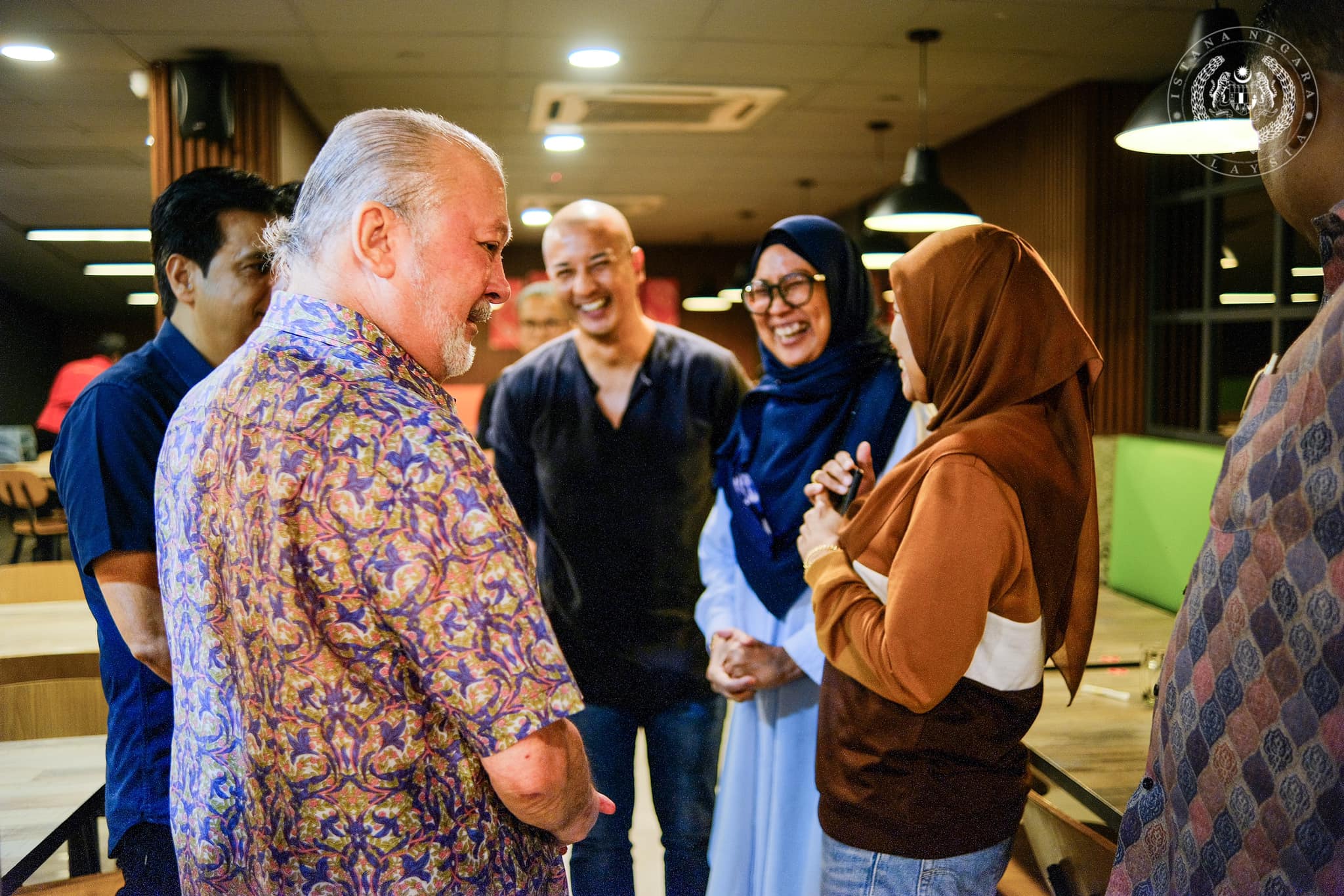 Agong surprises m'sians by having breakfast with them at kl restaurant | weirdkaya