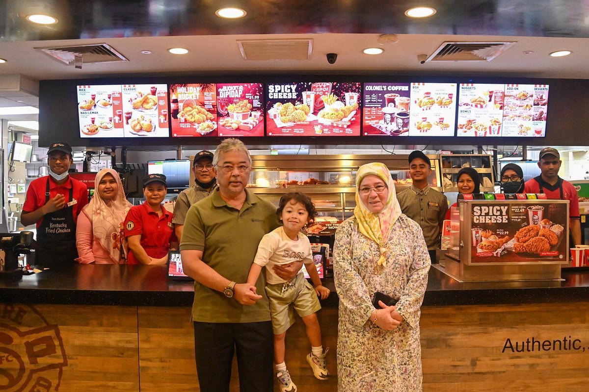 Agong visits kfc 1