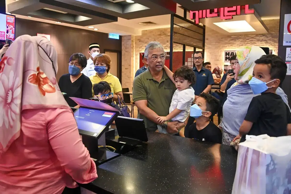 Agong visits kfc ttdi