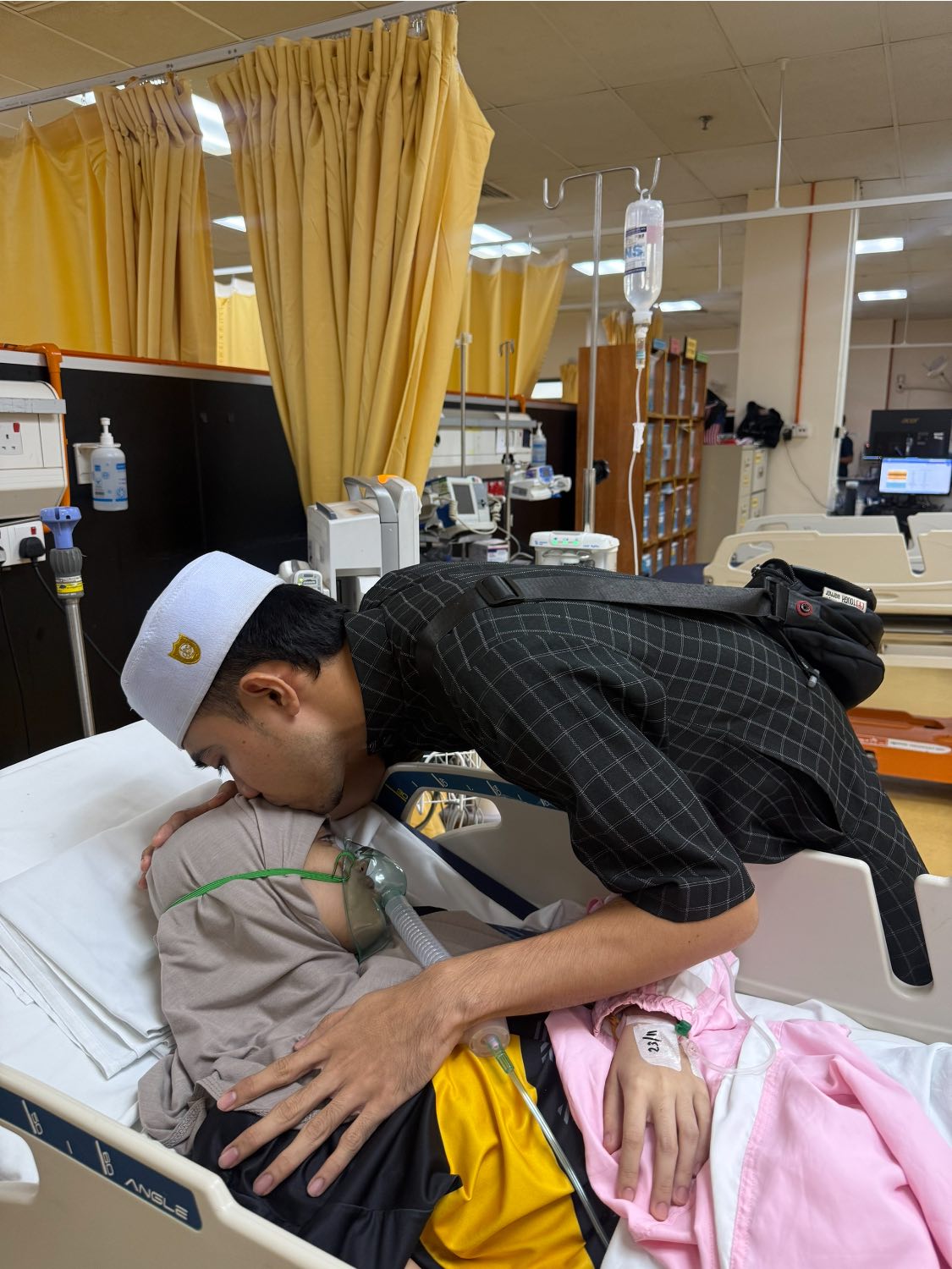 Ahmad Hamada Ayueman kissing wife