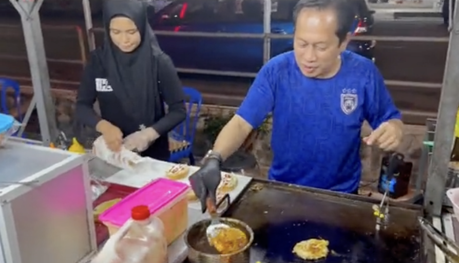 Ahmad maslan shows off flipping burger skills 3