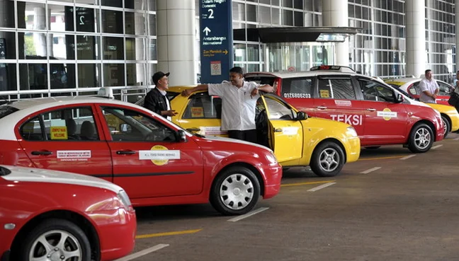 Taxis lining up infront of the airport