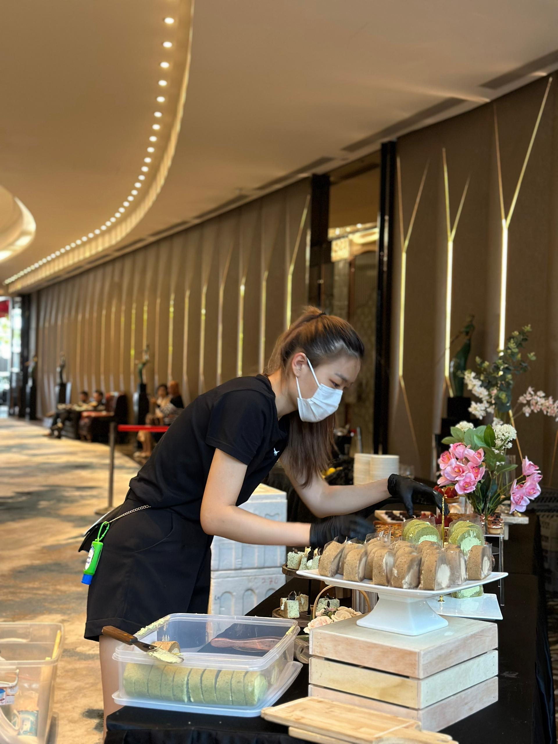 Alysia setting up dessert table 1