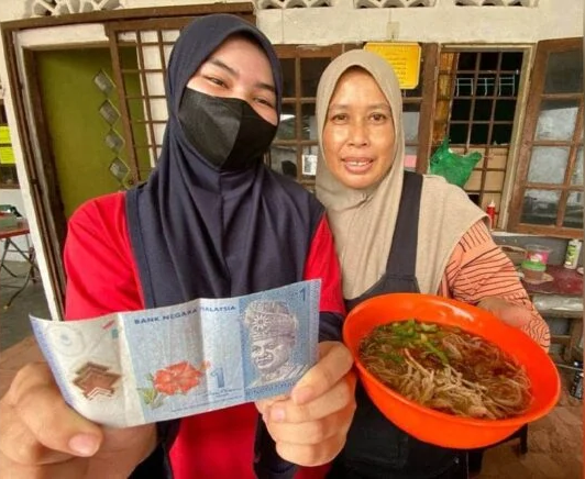 Aminah awang showing her rm1 dish