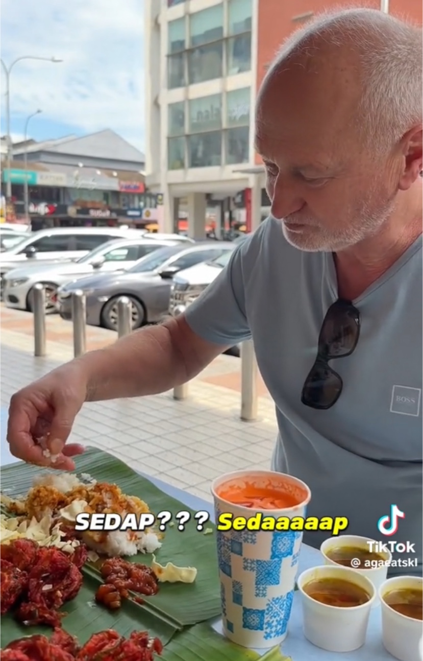 Angmoh teaches her parents how to eat banana leaf with their hands & they enjoy it more than us m'sians! | weirdkaya