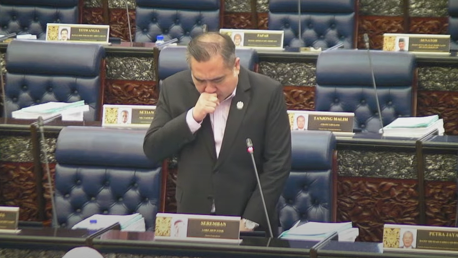 Anthony loke has breathing difficulty during parliament