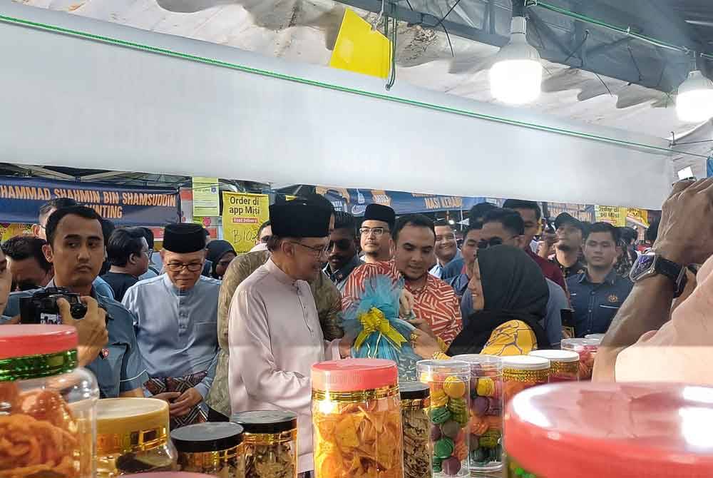 Anwar visiting ramadan bazaar in pahang