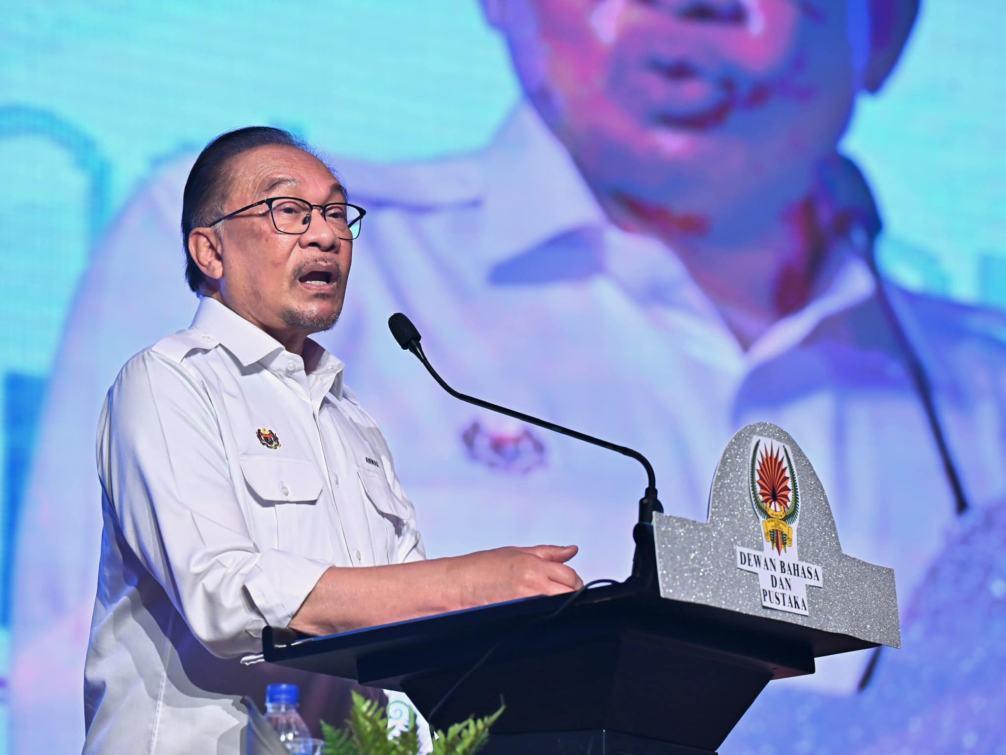 Anwar giving a speech at national language month 2024