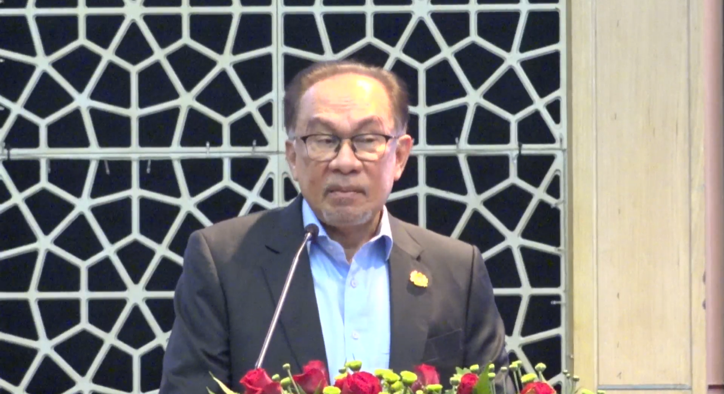Anwar giving speech on diesel prices