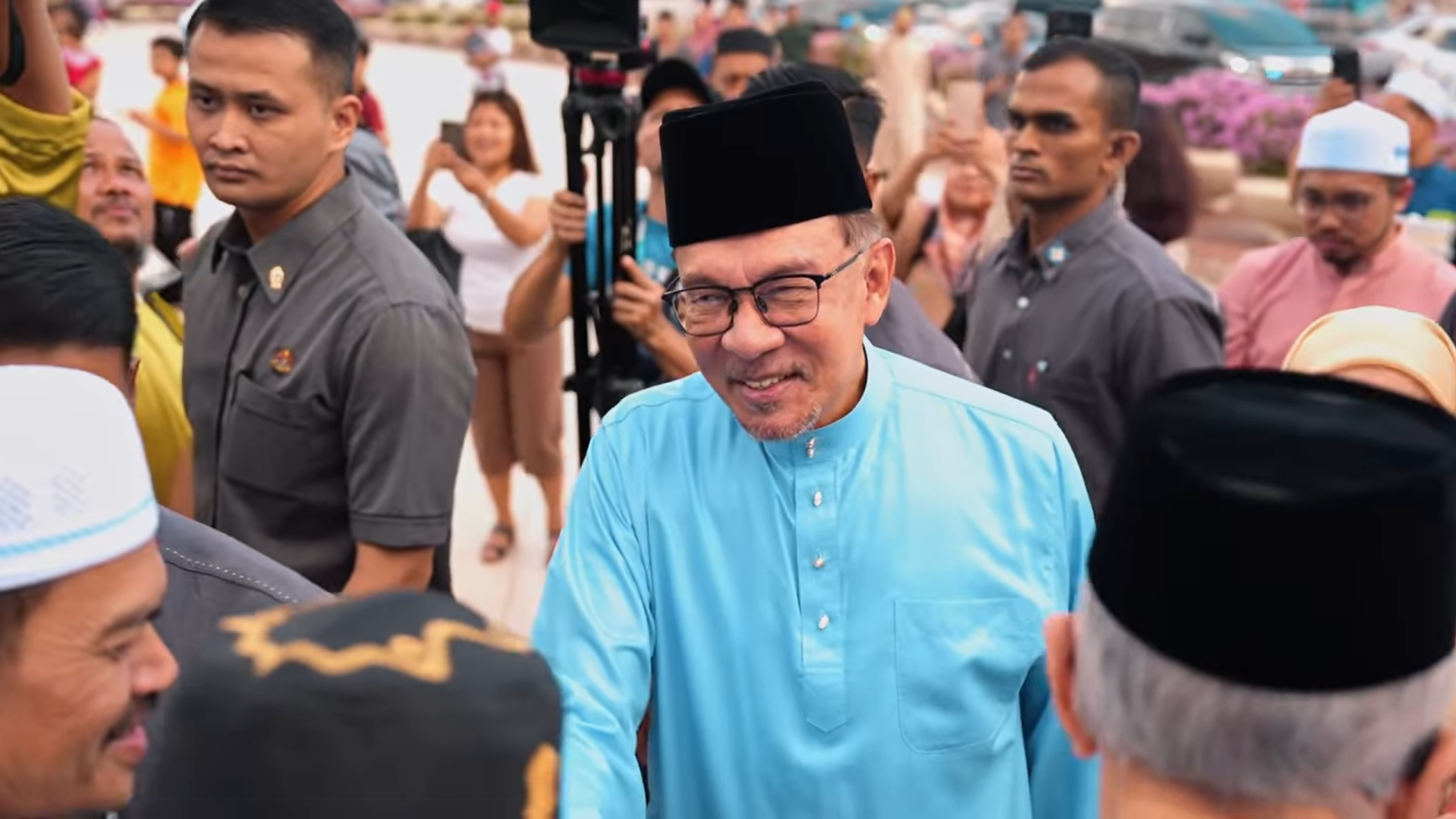 'we need to have the spirit to work' — anwar says there will be no extra raya holiday | weirdkaya