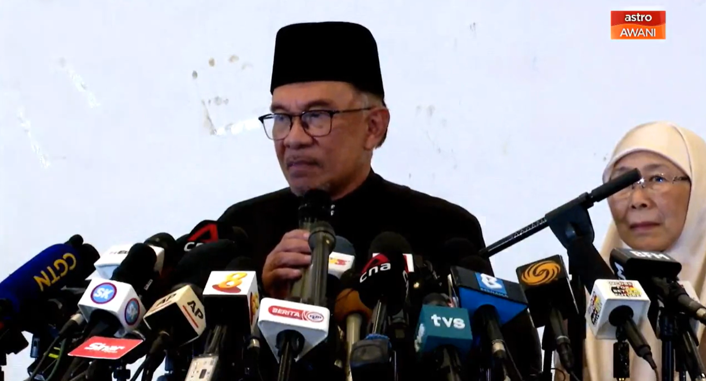 Anwar ibrahim speaking to reporters at press conference