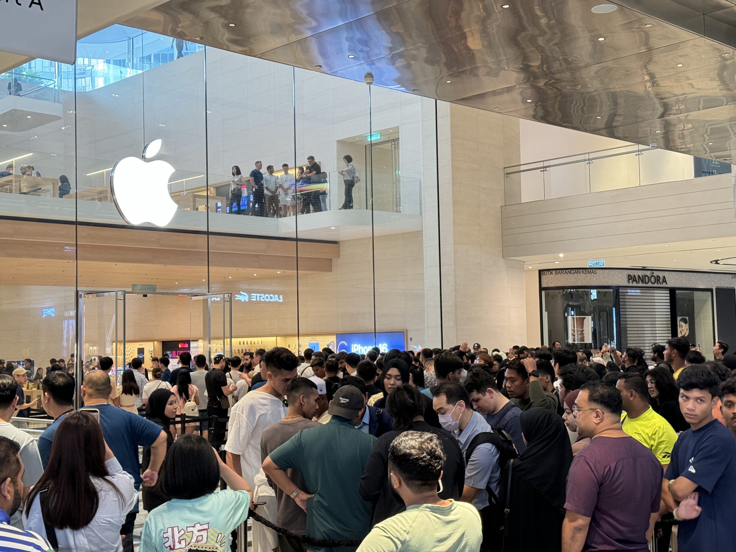 Hundreds of apple fans queue at apple store trx to buy iphone 16 series from as early as 3am | weirdkaya