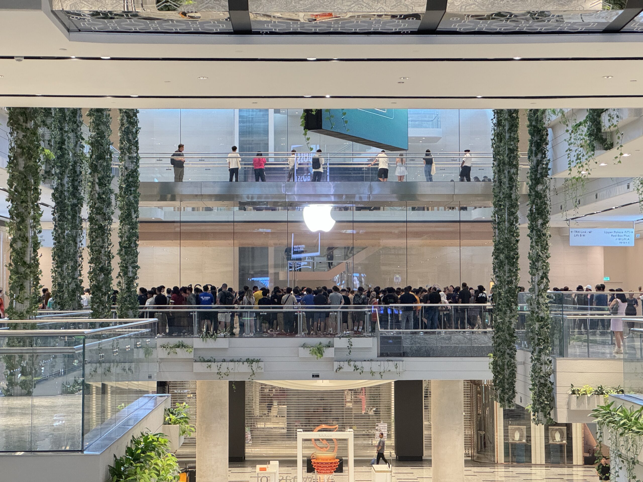 Hundreds of apple fans queue at apple store trx to buy iphone 16 series from as early as 3am | weirdkaya