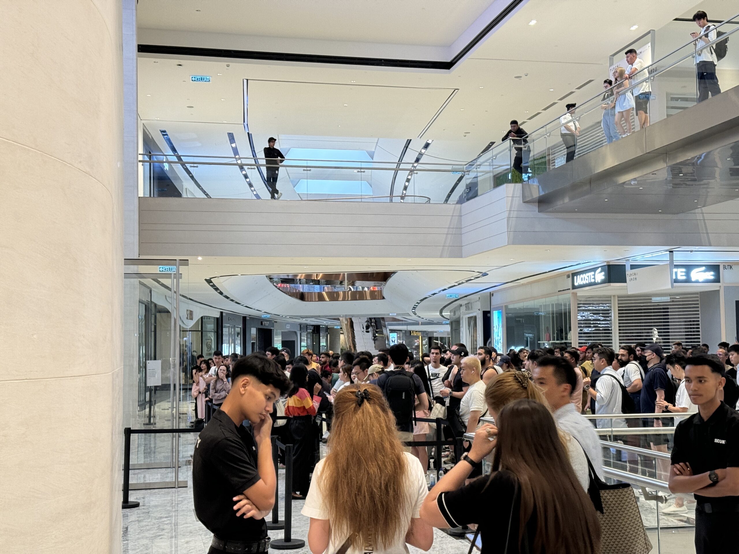 Hundreds of apple fans queue at apple store trx to buy iphone 16 series from as early as 3am | weirdkaya