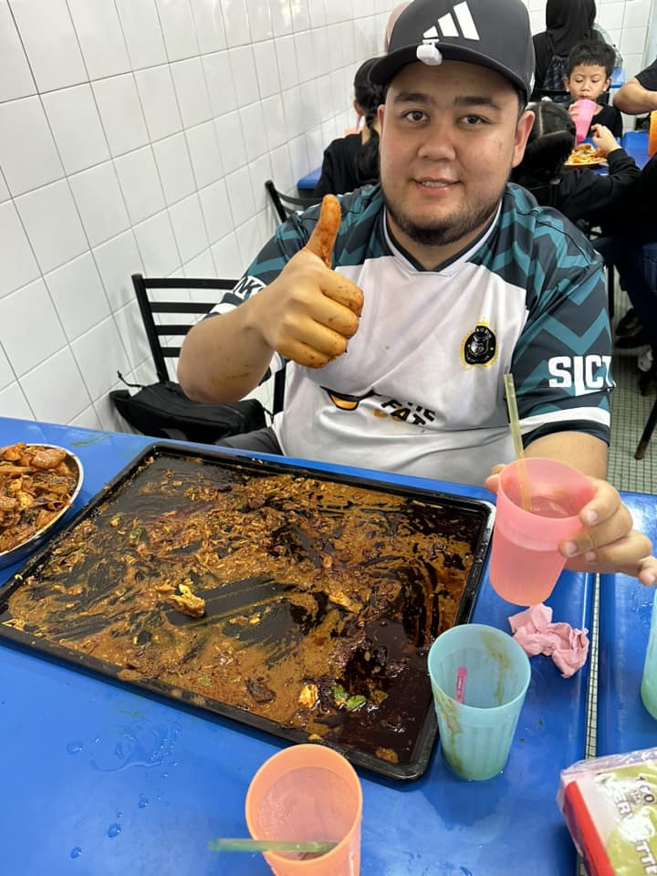 M'sian man devours rm350 nasi kandar, breaks his previous record of rm222 | weirdkaya