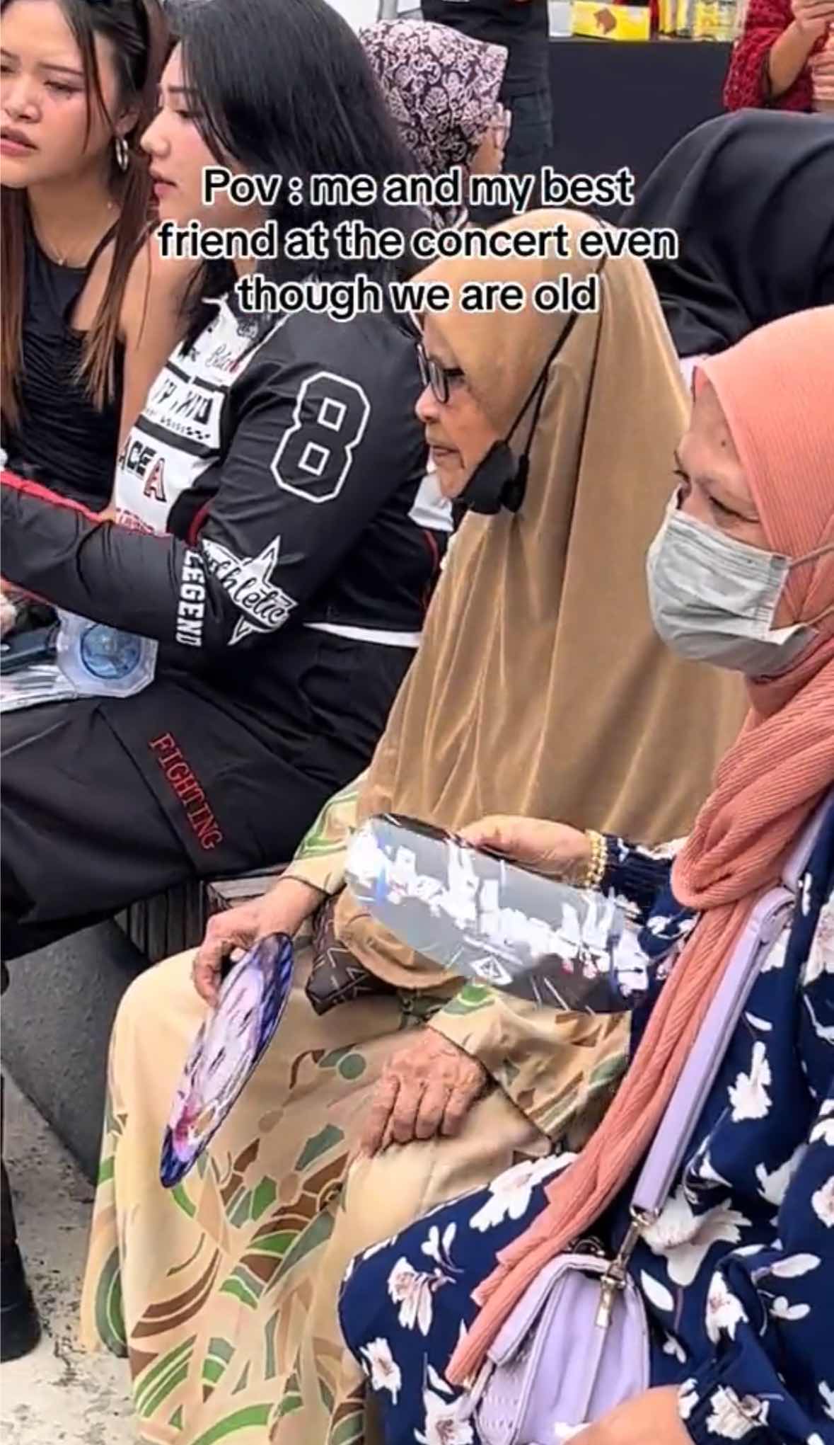 M'sians amused by 2 aunties excitedly waiting for k-pop concert at axiata arena | weirdkaya