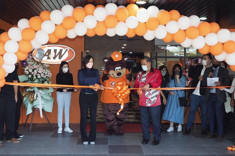A&w seremban dons retro makeover and is malaysia's first outlet to include jamaica blue | weirdkaya