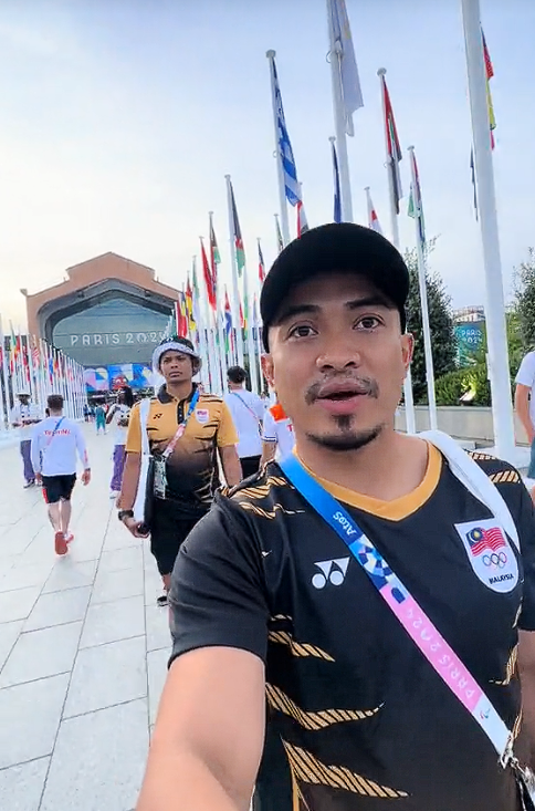 Azizul in olympic village (1)