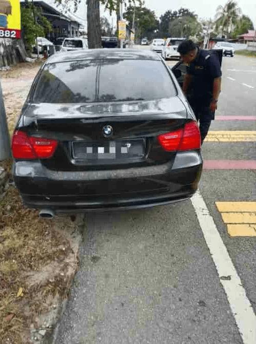 Bangla caught with BMW (2)
