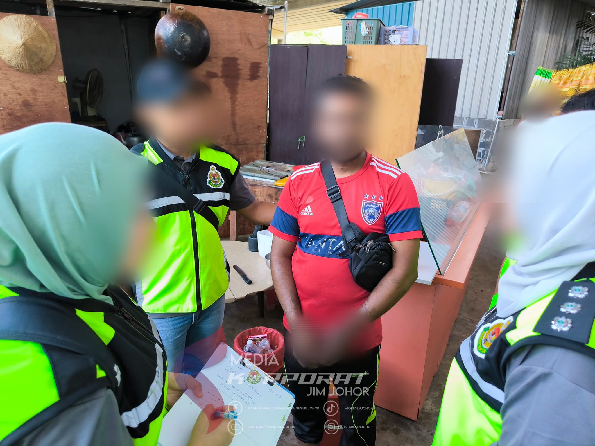 Foreigner questioned by johor immigration officers