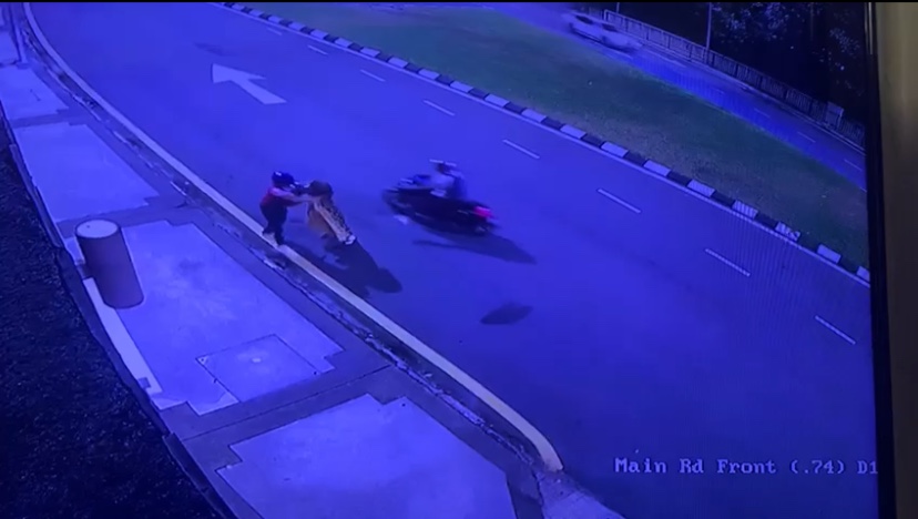 [video] woman gets robbed by 2 snatch thieves in kl, rescued by group of m'sians