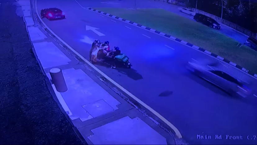 [video] woman gets robbed by 2 snatch thieves in kl, rescued by group of m'sians