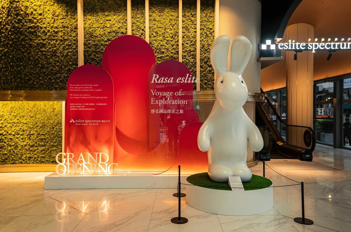 Benrei Huang’s rabbit sculpture Nini stands watch over the entrance to four themed spaces in eslite spectrum Kuala Lumpur