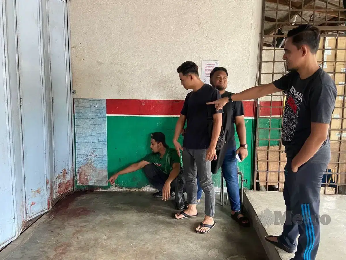 Witnesses pointing out the location of altercation between married man and a man who had an affair with his wife in kelantan