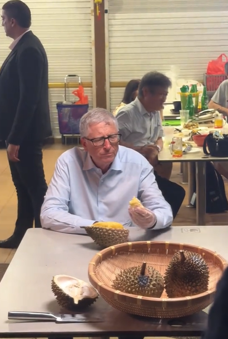 Bill Gate trying durian at Singapore (2)