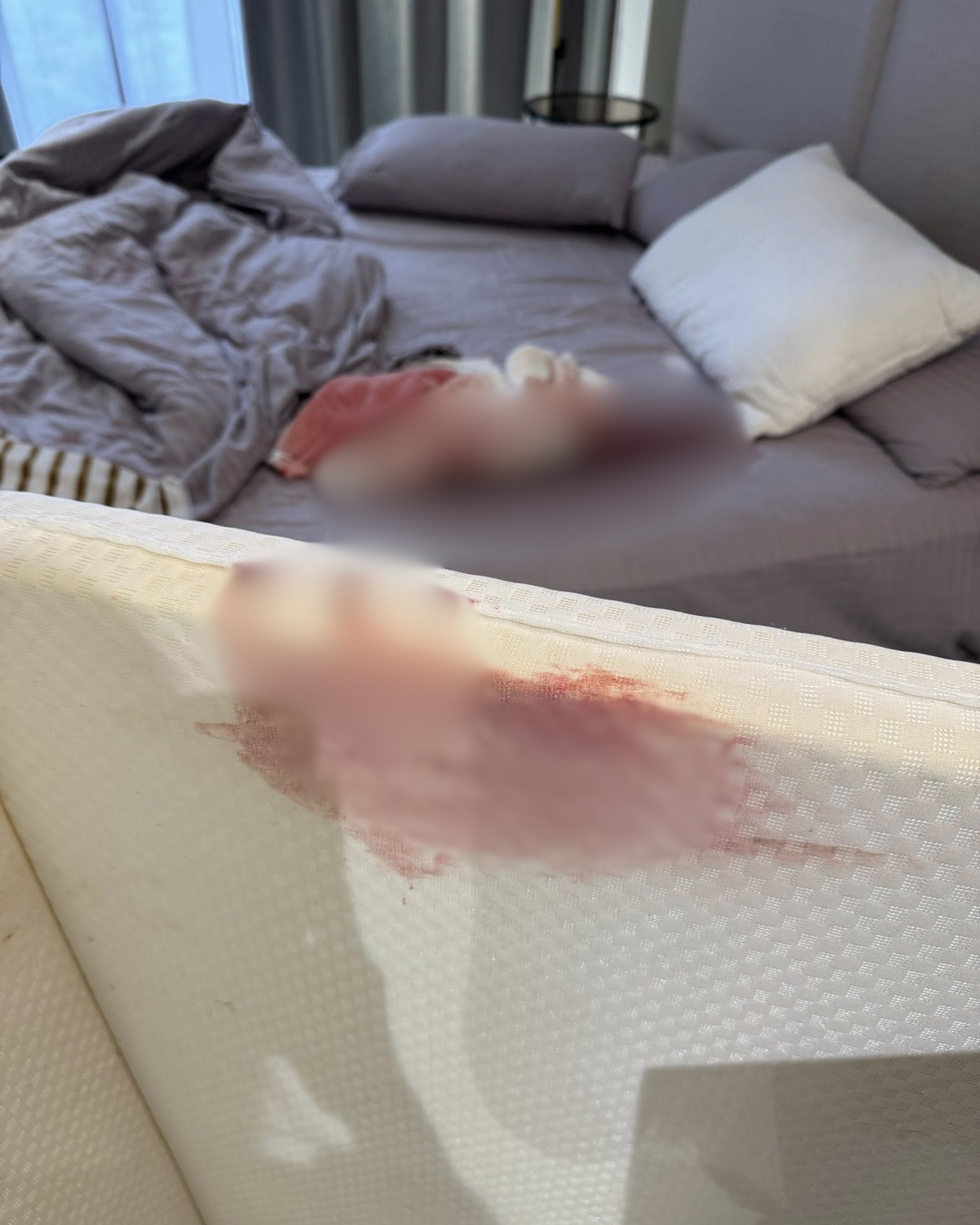 blood stain in airbnb mattress (3)