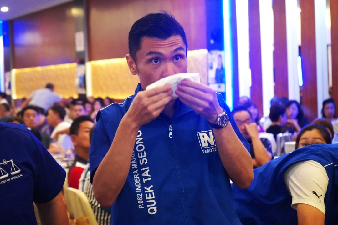 Bn candidate cries and bows down to ask m'sians to vote for him | weirdkaya