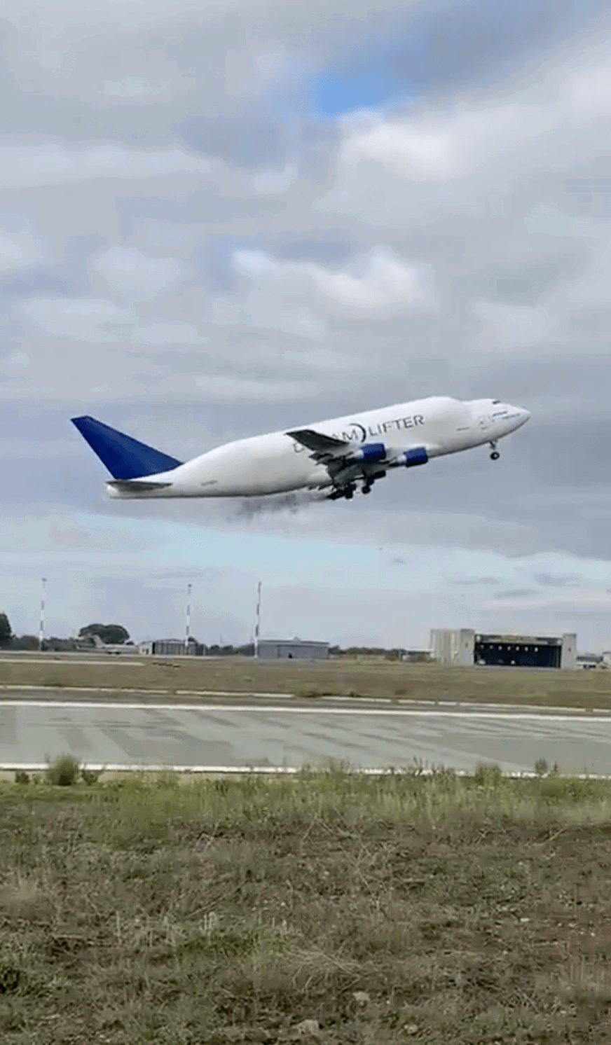 Watch: boeing 747 airplane loses one of its 'biji' during takeoff in italy | weirdkaya